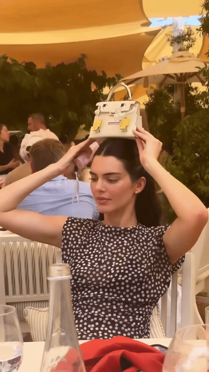 Kylie và Kendall Jenner truyền bá trò chơi mới của hội nhà giàu, có 1,5 tỷ mới chơi được- Ảnh 2.