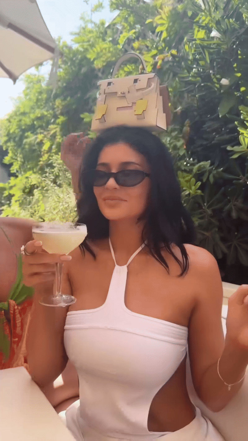 Kylie và Kendall Jenner truyền bá trò chơi mới của hội nhà giàu, có 1,5 tỷ mới chơi được- Ảnh 1.