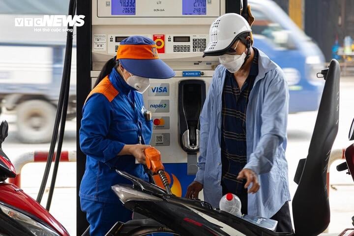 Đề xuất tiếp tục giảm thuế bảo vệ môi trường với xăng dầu đến hết năm 2026- Ảnh 1. Đề xuất tiếp tục giảm thuế bảo vệ môi trường với xăng dầu đến hết năm 2026- Ảnh 1.