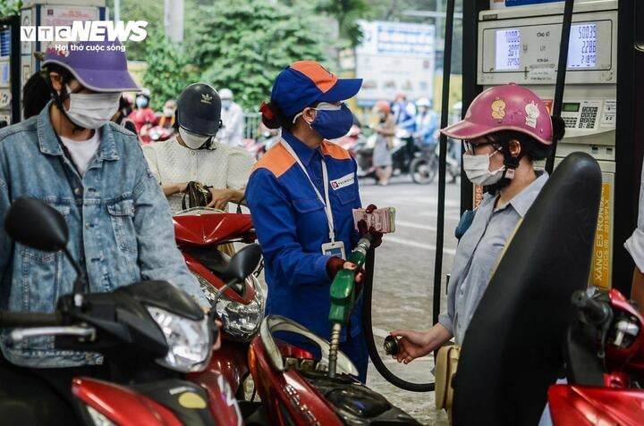 Đề xuất tiếp tục giảm thuế bảo vệ môi trường với xăng dầu đến hết năm 2026- Ảnh 2. Đề xuất tiếp tục giảm thuế bảo vệ môi trường với xăng dầu đến hết năm 2026- Ảnh 2.