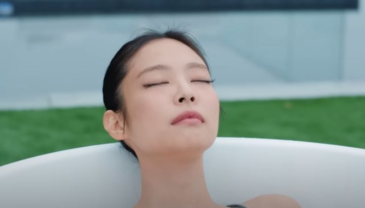 Cả Jennie Blackpink và vợ chồng Hồ Ngọc Hà có chung 1 sở thích "tắm" kì lạ: Có tác dụng giảm sưng, đau nhưng chuyên gia cảnh báo một điều- Ảnh 4. Cả Jennie Blackpink và vợ chồng Hồ Ngọc Hà có chung 1 sở thích "tắm" kì lạ: Có tác dụng giảm sưng, đau nhưng chuyên gia cảnh báo một điều- Ảnh 4.