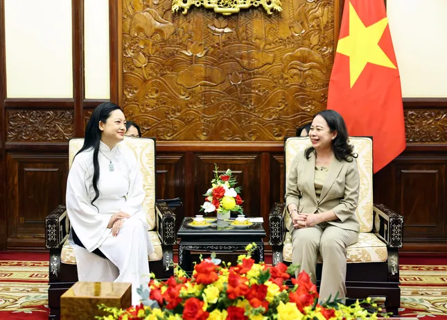 Nữ phi hành gia gốc Việt đầu tiên bay vào vũ trụ bàn giao hạt giống sen cho Việt Nam- Ảnh 1. Nữ phi hành gia gốc Việt đầu tiên bay vào vũ trụ bàn giao hạt giống sen cho Việt Nam- Ảnh 1.