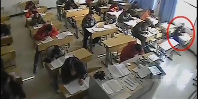 Thi đại học, nam sinh ở Trung Quốc liên tục dùng tẩy xóa đi đáp án đã điền, giám thị liếc nhìn rồi lập tức báo cảnh sát- Ảnh 1. Thi đại học, nam sinh ở Trung Quốc liên tục dùng tẩy xóa đi đáp án đã điền, giám thị liếc nhìn rồi lập tức báo cảnh sát- Ảnh 1.