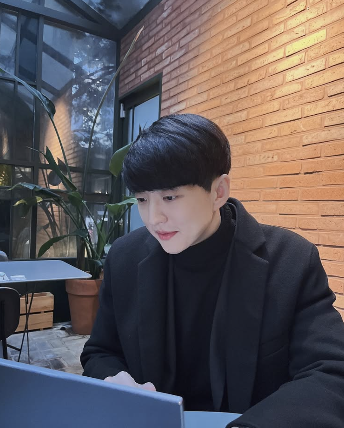 Nam tỷ phú 36 tuổi có visual gây xôn xao, tạo nên trend làm đẹp viral khắp thế giới- Ảnh 6.