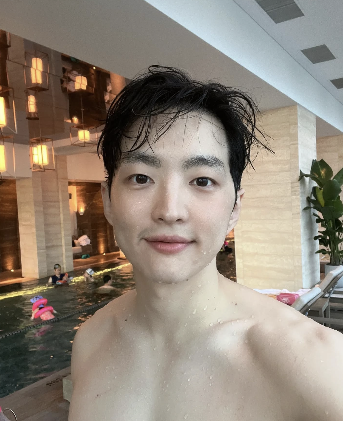 Nam tỷ phú 36 tuổi có visual gây xôn xao, tạo nên trend làm đẹp viral khắp thế giới- Ảnh 8.