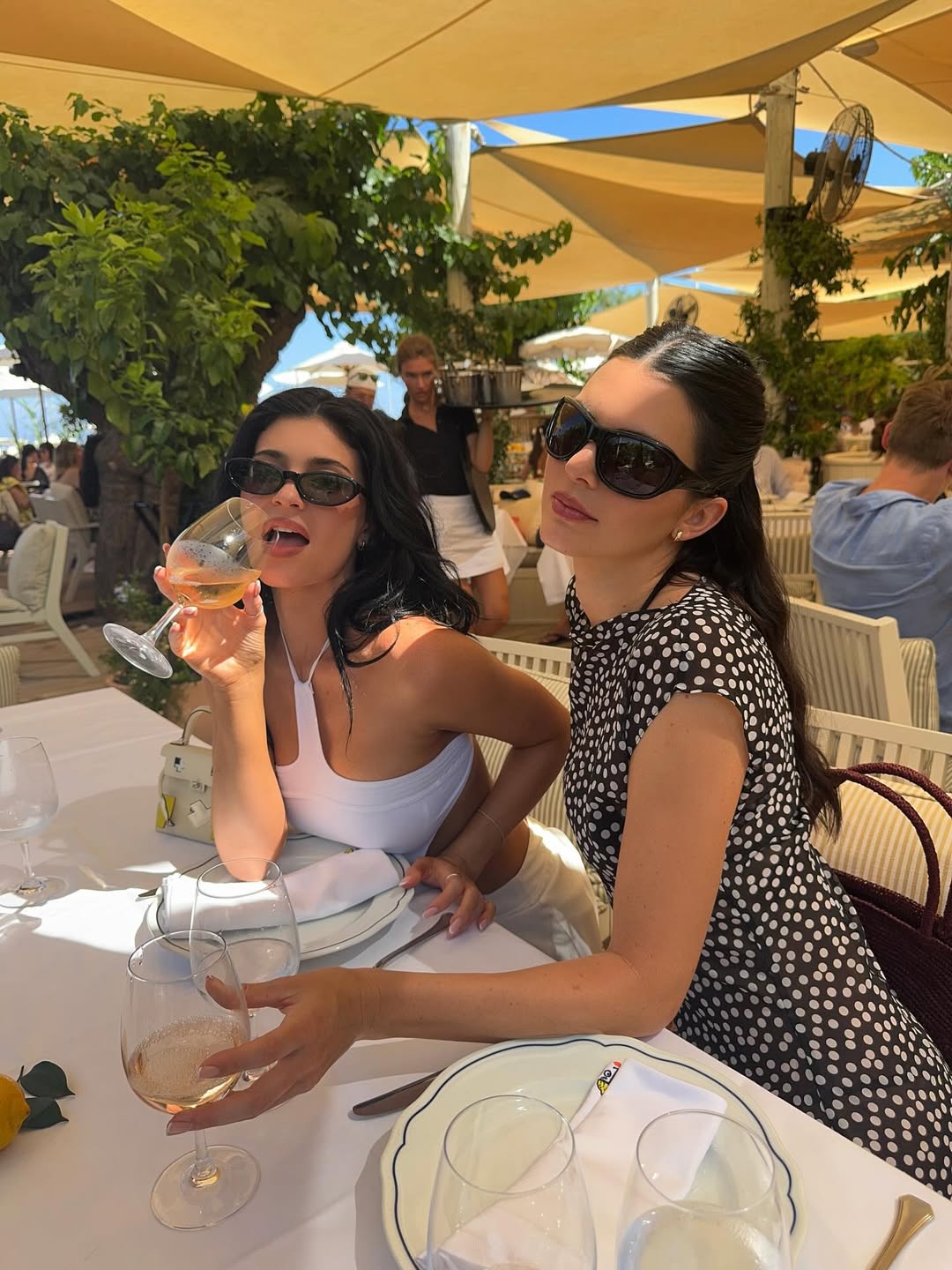 Kylie và Kendall Jenner truyền bá trò chơi mới của hội nhà giàu, có 1,5 tỷ mới chơi được- Ảnh 6.