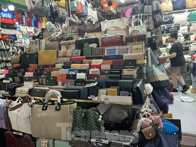 Những kẽ hở tạo ‘thiên đường lợi nhuận’ cho hàng giả, hàng nhái- Ảnh 4. Những kẽ hở tạo ‘thiên đường lợi nhuận’ cho hàng giả, hàng nhái- Ảnh 4.