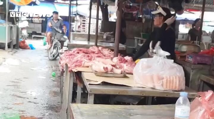 Xúc xích không nhãn bán tràn lan ngoài chợ, bị kiểm tra lại nói 'hàng nhà làm để ăn'- Ảnh 1. Xúc xích không nhãn bán tràn lan ngoài chợ, bị kiểm tra lại nói 'hàng nhà làm để ăn'- Ảnh 1.