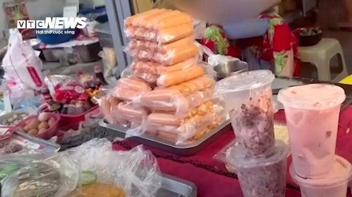 Xúc xích không nhãn bán tràn lan ngoài chợ, bị kiểm tra lại nói 'hàng nhà làm để ăn'- Ảnh 4. Xúc xích không nhãn bán tràn lan ngoài chợ, bị kiểm tra lại nói 'hàng nhà làm để ăn'- Ảnh 4.