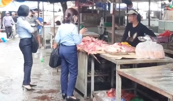 Xúc xích không nhãn bán tràn lan ngoài chợ, bị kiểm tra lại nói 'hàng nhà làm để ăn'- Ảnh 5. Xúc xích không nhãn bán tràn lan ngoài chợ, bị kiểm tra lại nói 'hàng nhà làm để ăn'- Ảnh 5.