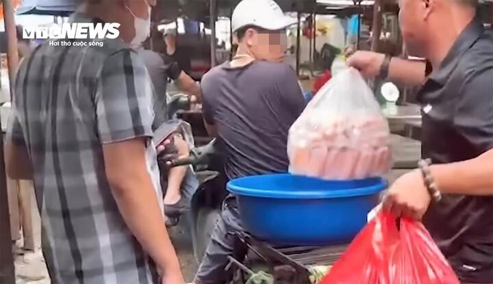 Xúc xích không nhãn bán tràn lan ngoài chợ, bị kiểm tra lại nói 'hàng nhà làm để ăn'- Ảnh 3. Xúc xích không nhãn bán tràn lan ngoài chợ, bị kiểm tra lại nói 'hàng nhà làm để ăn'- Ảnh 3.