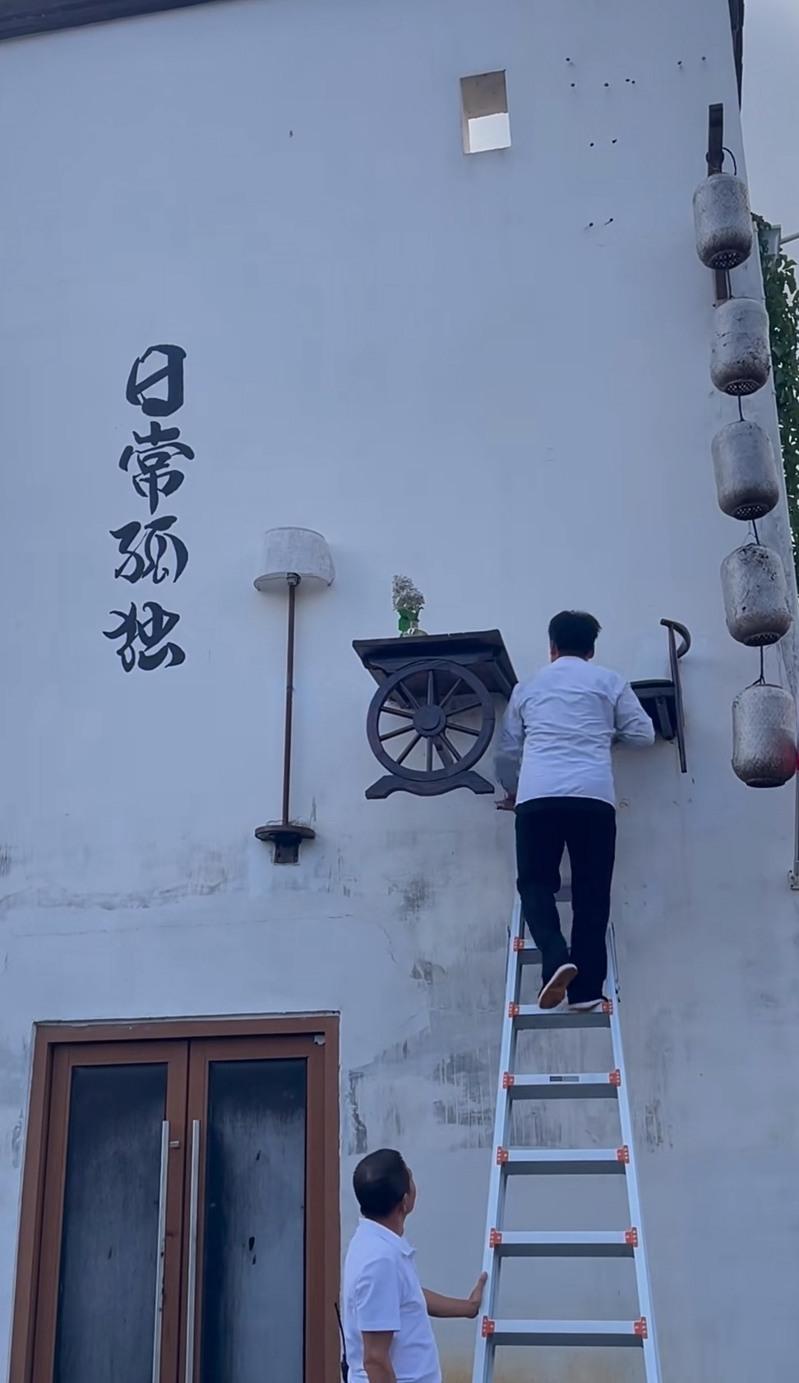 Nam thanh niên làm "logo sống" đọc sách trên cao hút du khách: Công việc kỳ lạ, lương cao ngất ngưởng không ngờ- Ảnh 2.