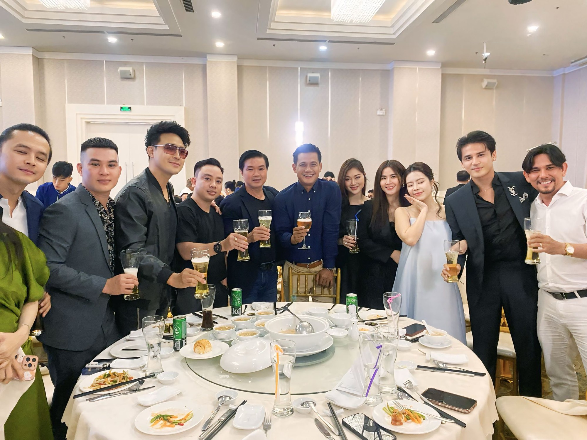 Đám cưới "bé An" Hùng Thuận: Cường Đô La và dàn sao Việt đổ bộ, nhan sắc cô dâu gây chú ý- Ảnh 4. Đám cưới "bé An" Hùng Thuận: Cường Đô La và dàn sao Việt đổ bộ, nhan sắc cô dâu gây chú ý- Ảnh 4.