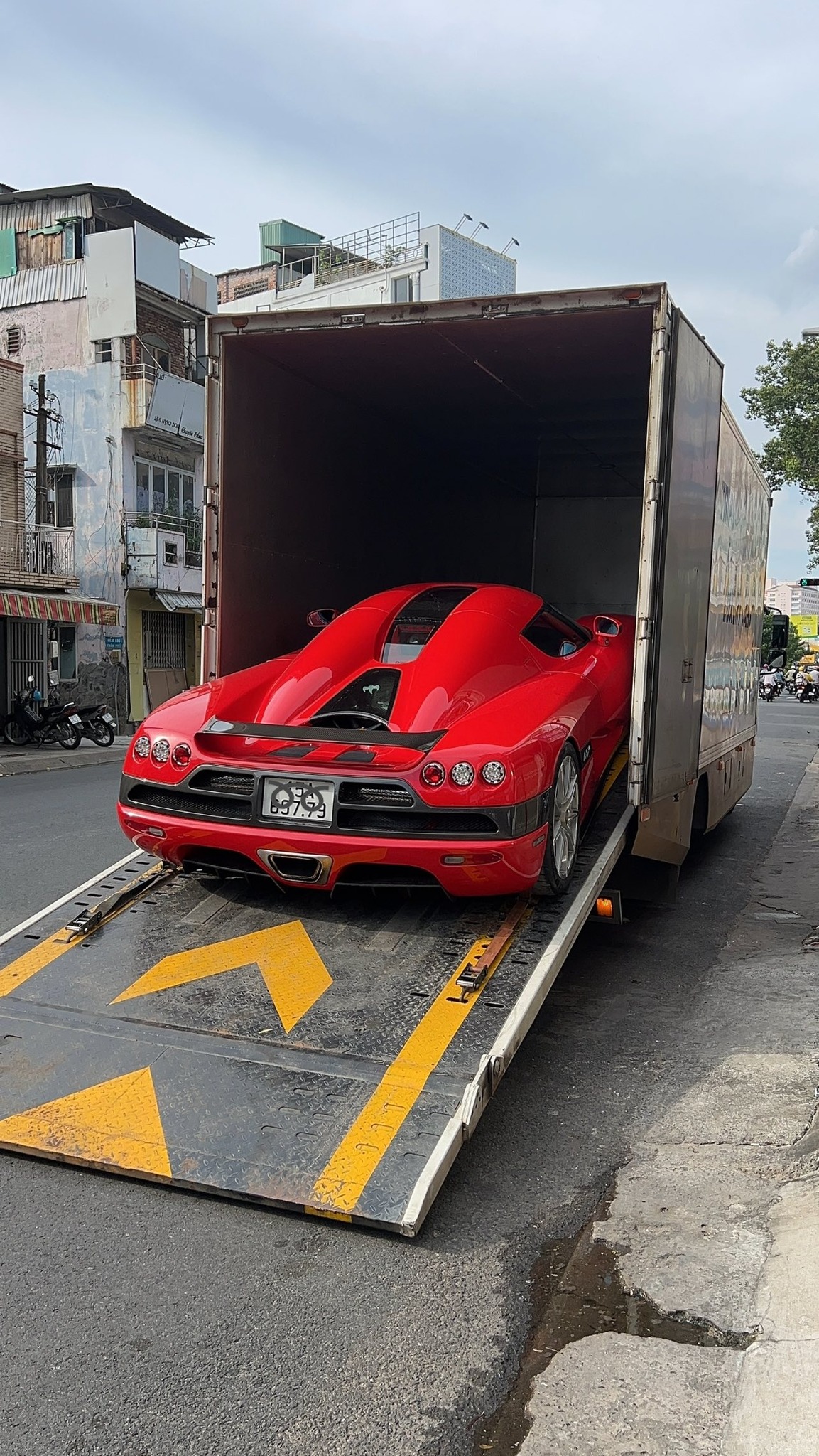 Koenigsegg CCX độc nhất Việt Nam bất ngờ xuất nam tiến, CĐM đồng loạt gọi tên một người- Ảnh 1. Koenigsegg CCX độc nhất Việt Nam bất ngờ xuất nam tiến, CĐM đồng loạt gọi tên một người- Ảnh 1.