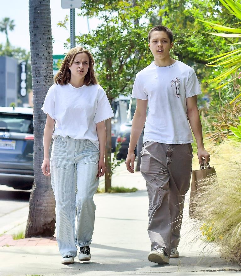 Brad Pitt tuyệt vọng, thống khổ cầu xin 2 con ruột, chuyện gì đây?- Ảnh 2. Brad Pitt tuyệt vọng, thống khổ cầu xin 2 con ruột, chuyện gì đây?- Ảnh 2.