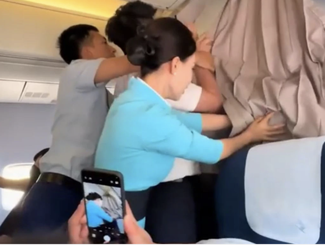 Máy bay hỗn loạn vì nhóm fan cuồng xông vào khoang thương gia “săn” thần tượng, 3 tiếp viên chật vật van xin- Ảnh 3.