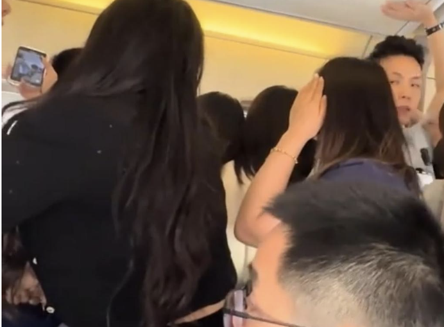 Máy bay hỗn loạn vì nhóm fan cuồng xông vào khoang thương gia “săn” thần tượng, 3 tiếp viên chật vật van xin- Ảnh 1.