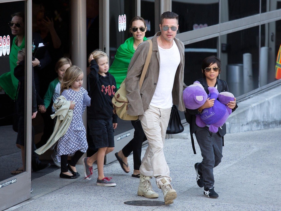 Brad Pitt tuyệt vọng, thống khổ cầu xin 2 con ruột, chuyện gì đây?- Ảnh 3. Brad Pitt tuyệt vọng, thống khổ cầu xin 2 con ruột, chuyện gì đây?- Ảnh 3.