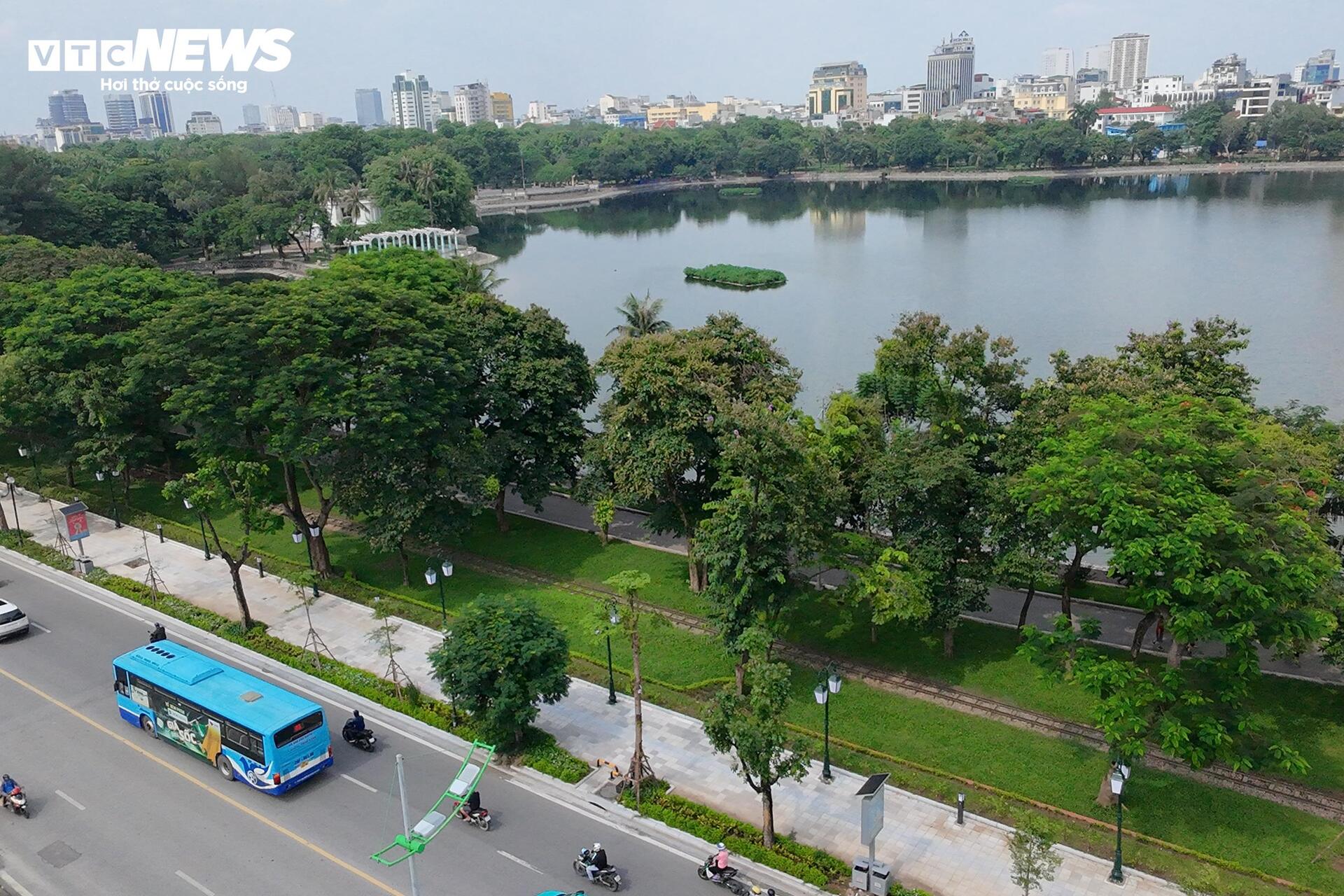 Công viên Thống Nhất hồi sinh mạnh mẽ sau khi hạ rào- Ảnh 2. Công viên Thống Nhất hồi sinh mạnh mẽ sau khi hạ rào- Ảnh 2.