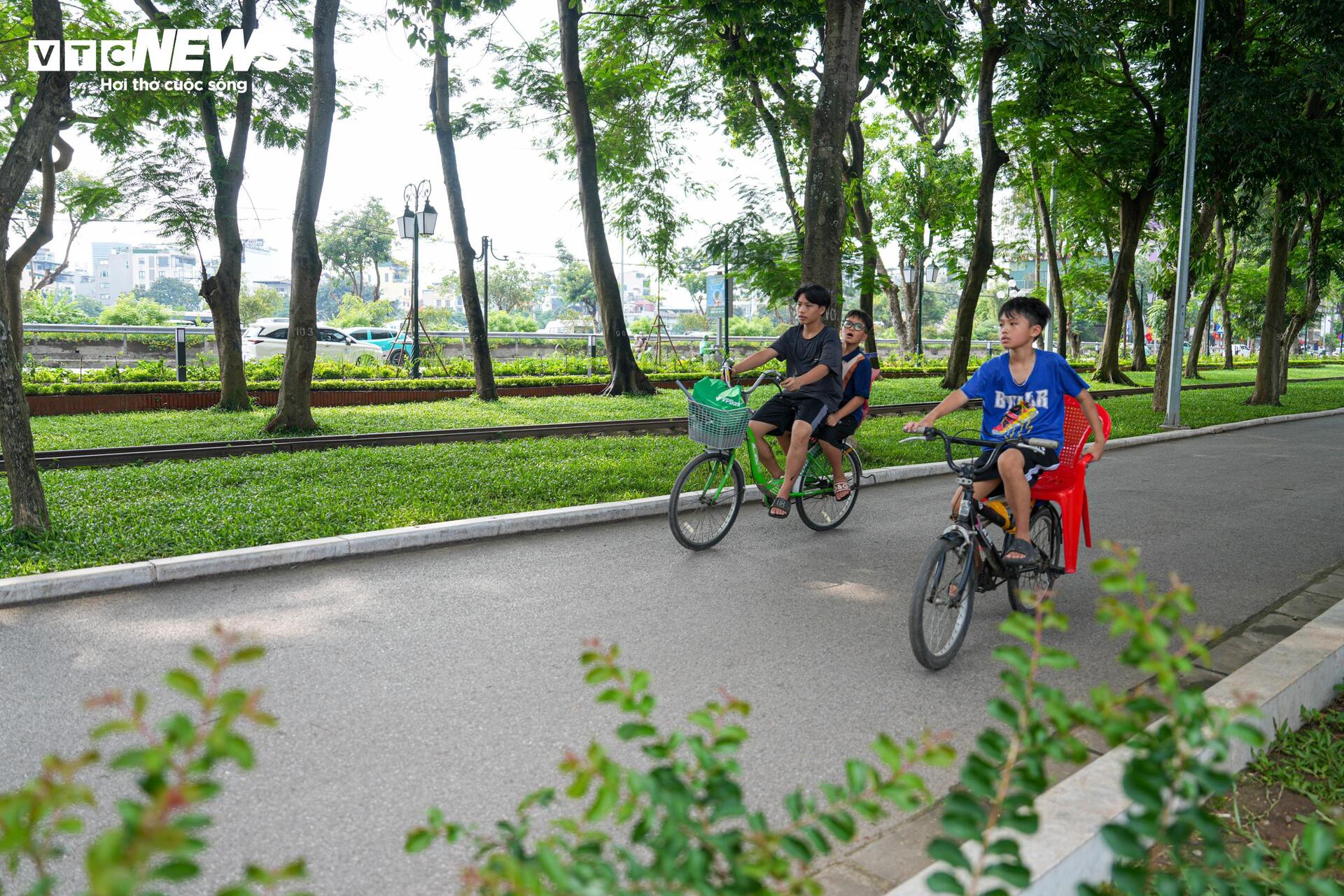 Công viên Thống Nhất hồi sinh mạnh mẽ sau khi hạ rào- Ảnh 10. Công viên Thống Nhất hồi sinh mạnh mẽ sau khi hạ rào- Ảnh 10.