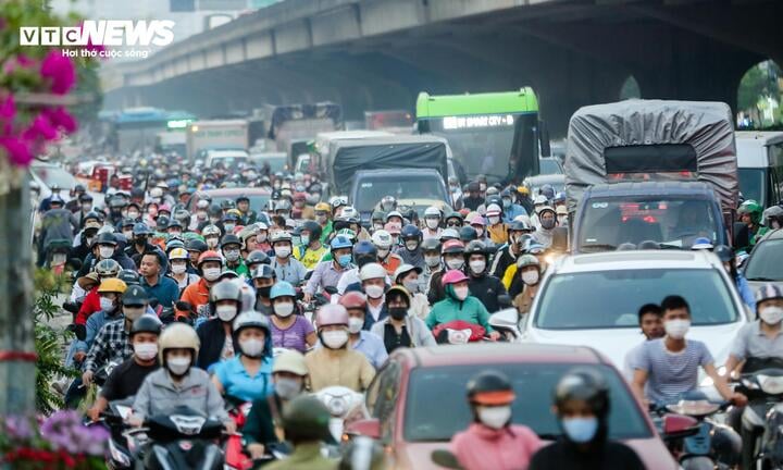 Hà Nội cấm xe máy xăng dầu chạy trong Vành đai 1 từ tháng 7/2026- Ảnh 1. Hà Nội cấm xe máy xăng dầu chạy trong Vành đai 1 từ tháng 7/2026- Ảnh 1.