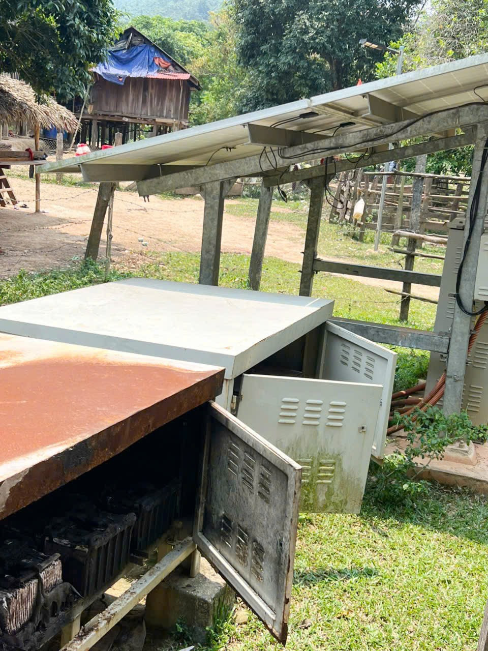 Dự án điện mặt trời 14 triệu USD thành phế liệu: Hàng loạt sai phạm nghiêm trọng, khó khắc phục- Ảnh 7. Dự án điện mặt trời 14 triệu USD thành phế liệu: Hàng loạt sai phạm nghiêm trọng, khó khắc phục- Ảnh 7.