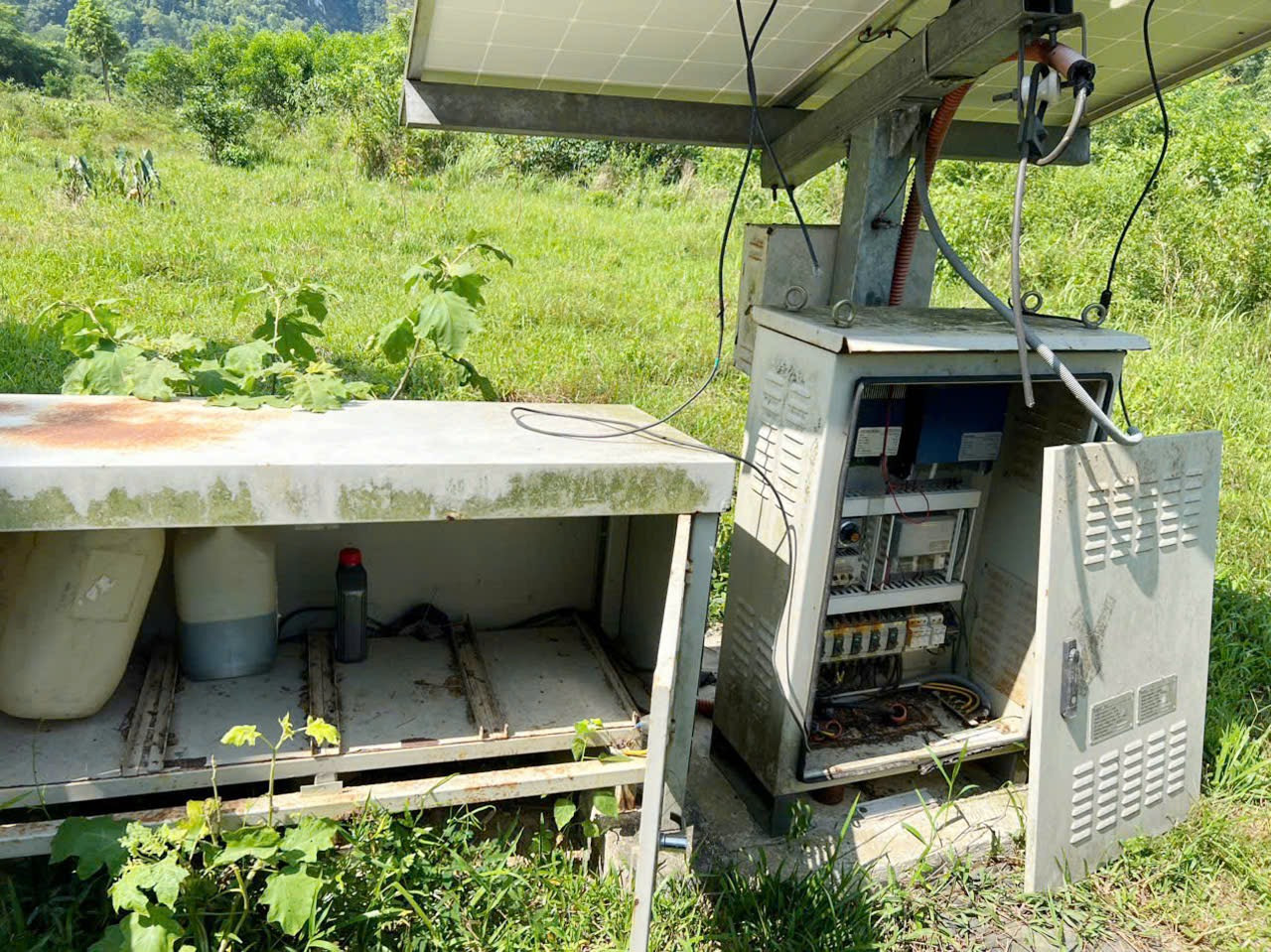 Dự án điện mặt trời 14 triệu USD thành phế liệu: Hàng loạt sai phạm nghiêm trọng, khó khắc phục- Ảnh 3. Dự án điện mặt trời 14 triệu USD thành phế liệu: Hàng loạt sai phạm nghiêm trọng, khó khắc phục- Ảnh 3.
