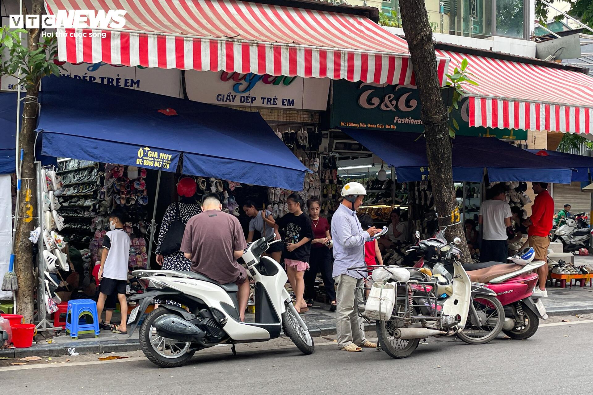 Sau 1 tháng đóng cửa im ỉm, hàng quán trên phố cổ Hà Nội mở bán trở lại- Ảnh 9. Sau 1 tháng đóng cửa im ỉm, hàng quán trên phố cổ Hà Nội mở bán trở lại- Ảnh 9.