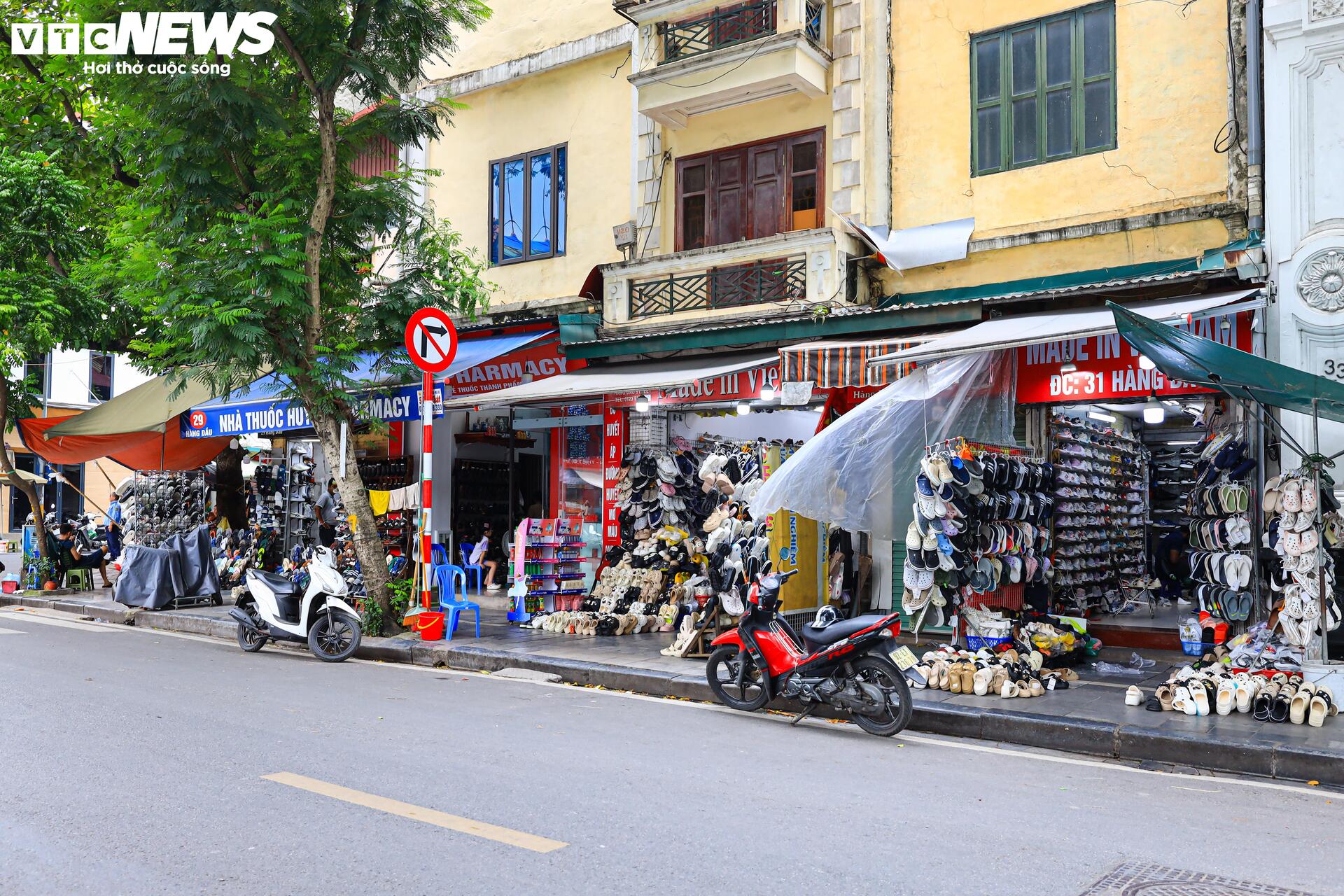 Sau 1 tháng đóng cửa im ỉm, hàng quán trên phố cổ Hà Nội mở bán trở lại- Ảnh 7. Sau 1 tháng đóng cửa im ỉm, hàng quán trên phố cổ Hà Nội mở bán trở lại- Ảnh 7.