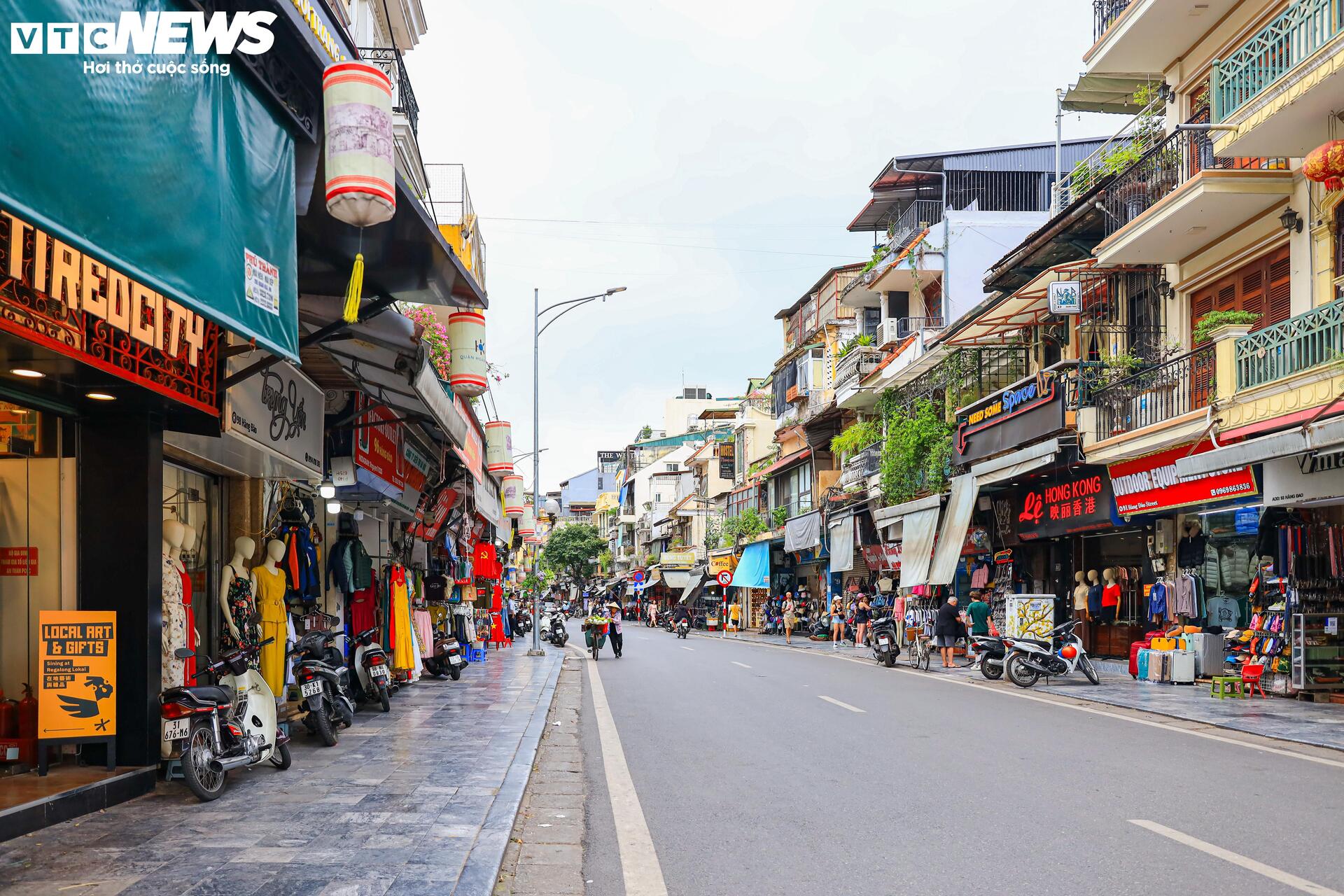 Sau 1 tháng đóng cửa im ỉm, hàng quán trên phố cổ Hà Nội mở bán trở lại- Ảnh 1. Sau 1 tháng đóng cửa im ỉm, hàng quán trên phố cổ Hà Nội mở bán trở lại- Ảnh 1.