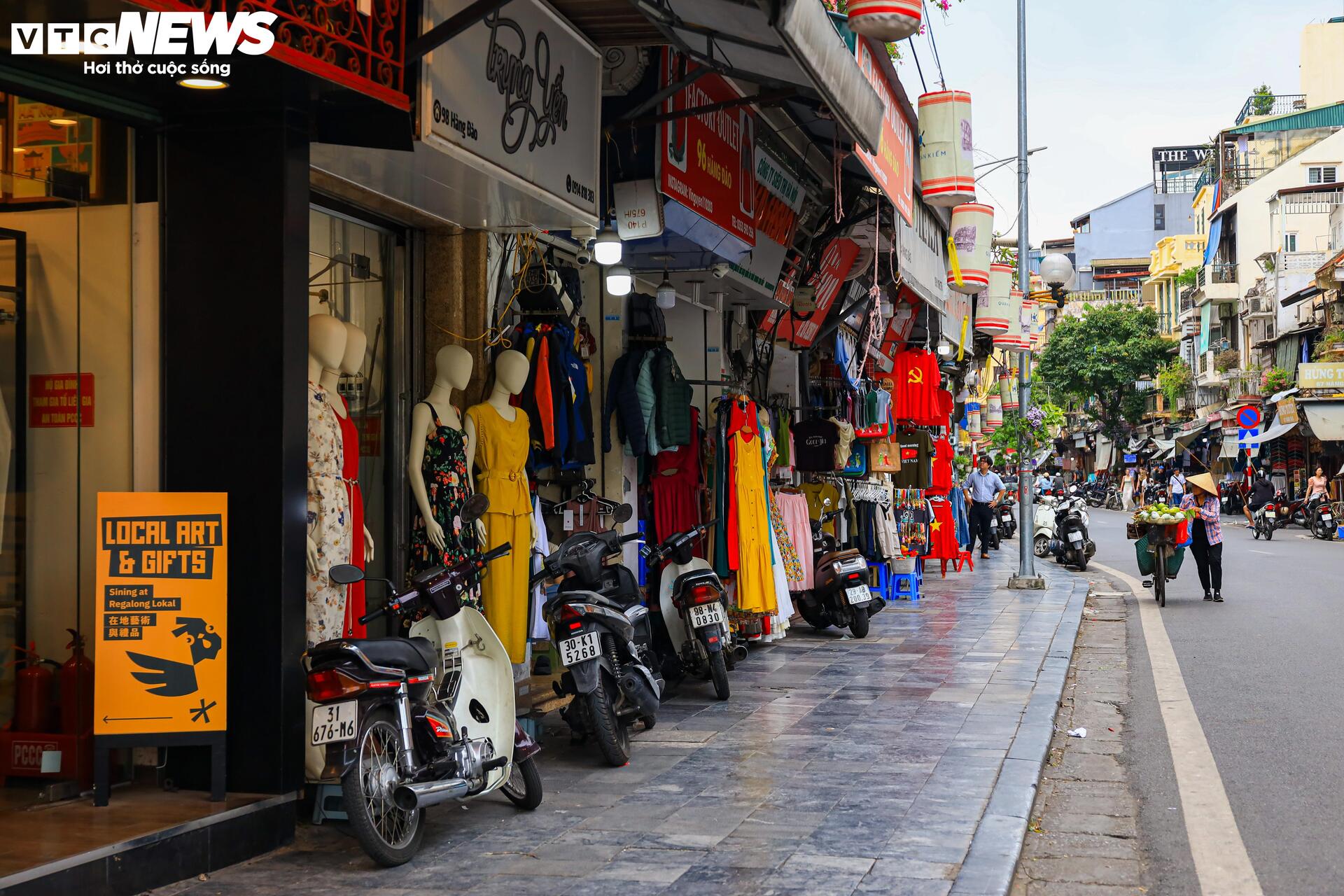 Sau 1 tháng đóng cửa im ỉm, hàng quán trên phố cổ Hà Nội mở bán trở lại- Ảnh 2. Sau 1 tháng đóng cửa im ỉm, hàng quán trên phố cổ Hà Nội mở bán trở lại- Ảnh 2.