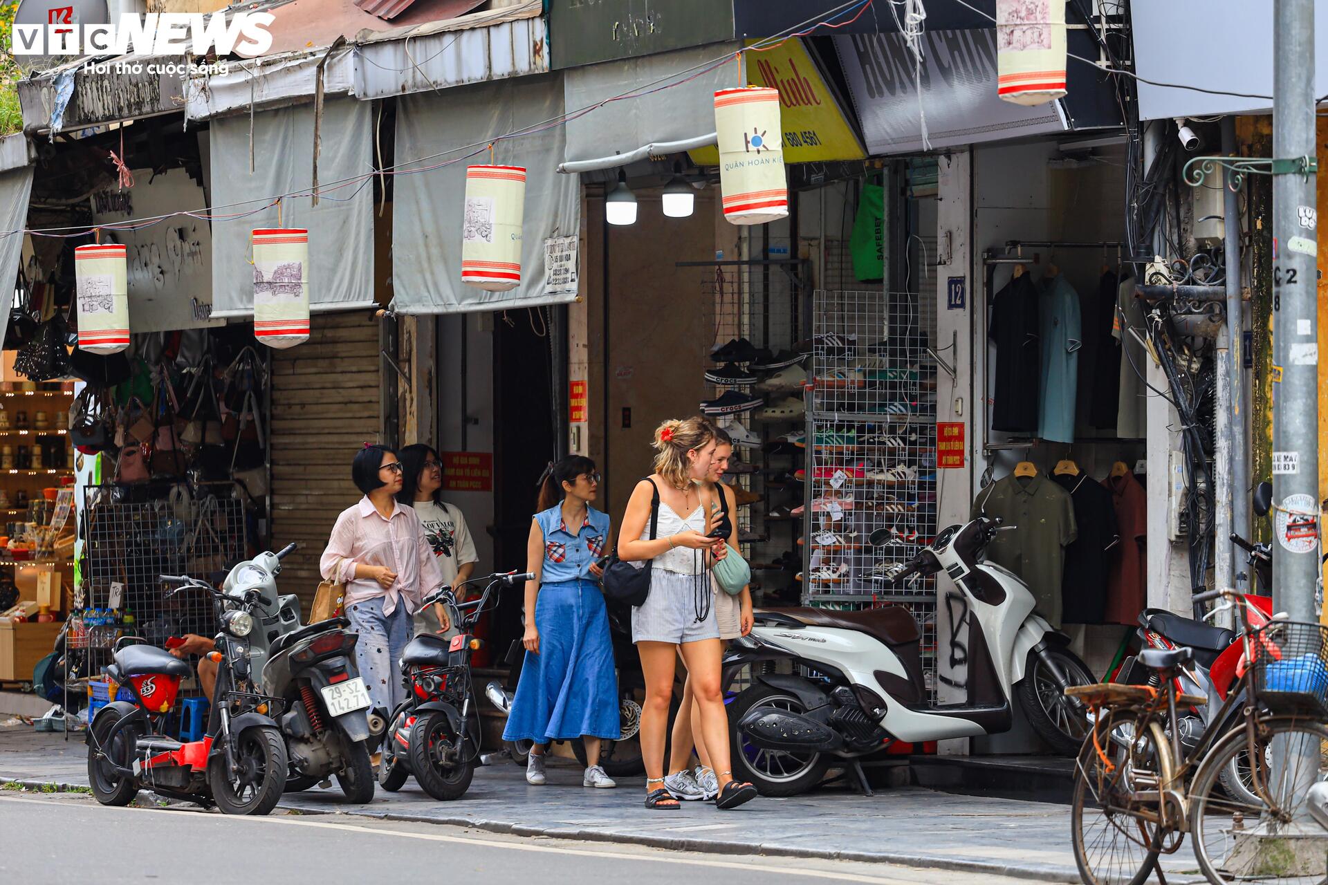 Sau 1 tháng đóng cửa im ỉm, hàng quán trên phố cổ Hà Nội mở bán trở lại- Ảnh 4. Sau 1 tháng đóng cửa im ỉm, hàng quán trên phố cổ Hà Nội mở bán trở lại- Ảnh 4.