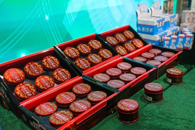 Đột kích 4 cửa hàng, bắt giữ giám đốc cầm đầu đường dây bán dược phẩm và mỹ phẩm giả, tịch thu 40.000 sản phẩm trị giá hơn 3 tỷ đồng- Ảnh 1. Đột kích 4 cửa hàng, bắt giữ giám đốc cầm đầu đường dây bán dược phẩm và mỹ phẩm giả, tịch thu 40.000 sản phẩm trị giá hơn 3 tỷ đồng- Ảnh 1.