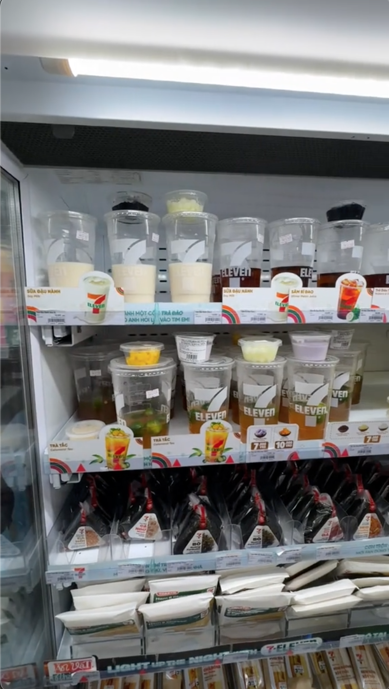 Du khách Thái lần đầu vào 7-Eleven tại Việt Nam: Du khách Thái lần đầu vào 7-Eleven tại Việt Nam: