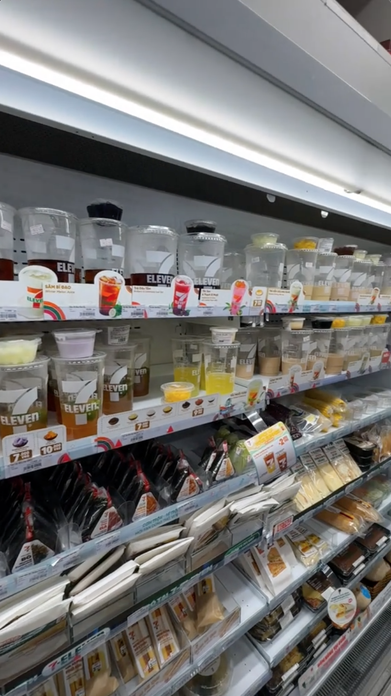 Du khách Thái lần đầu vào 7-Eleven tại Việt Nam: Du khách Thái lần đầu vào 7-Eleven tại Việt Nam: