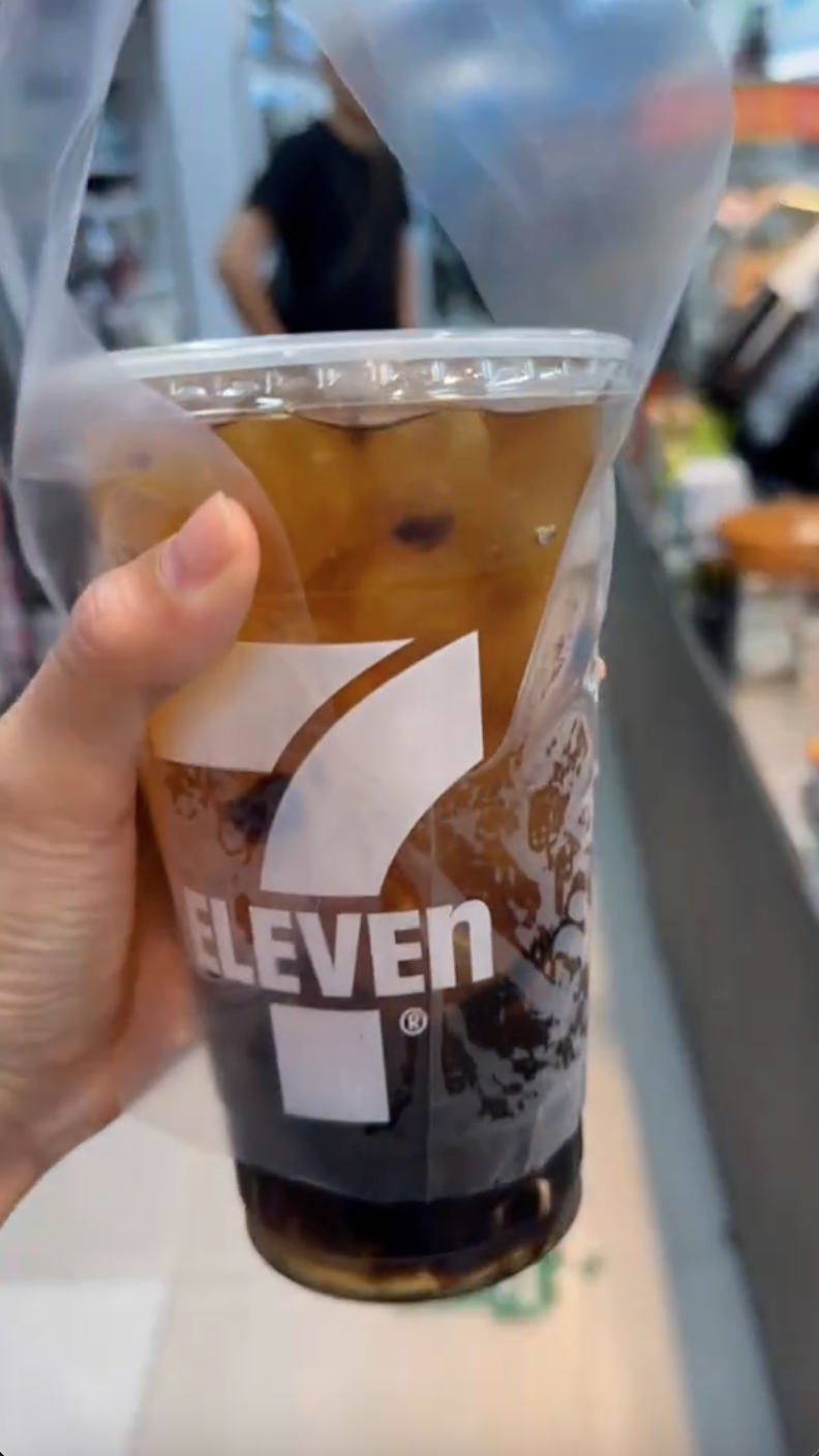 Du khách Thái lần đầu vào 7-Eleven tại Việt Nam: Du khách Thái lần đầu vào 7-Eleven tại Việt Nam: