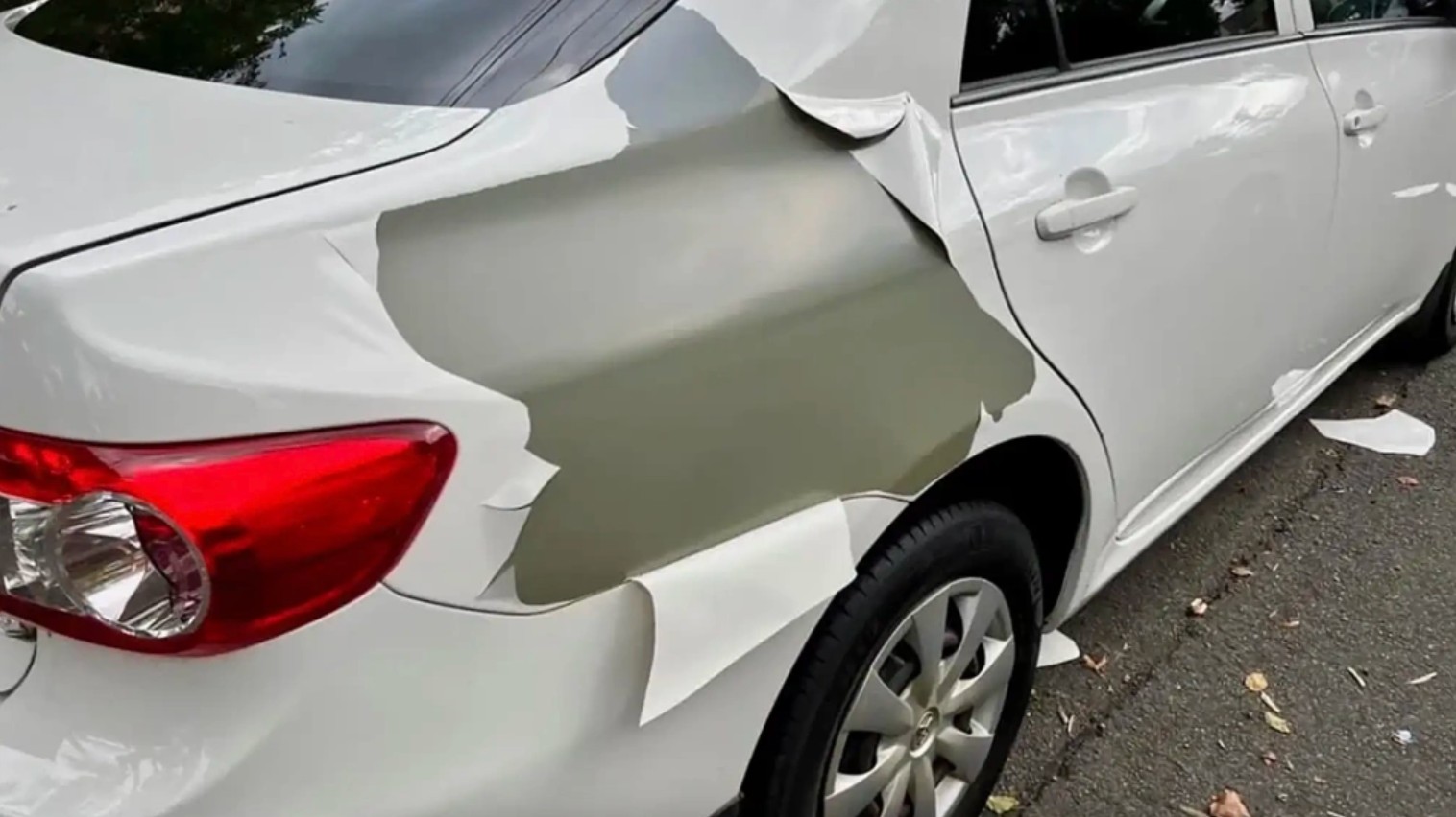 Hơn 7000 người theo dõi vụ kiện Toyota vì hàng loạt ô tô màu trắng bong tróc dưới nắng, phải sơn lại toàn bộ- Ảnh 1. Hơn 7000 người theo dõi vụ kiện Toyota vì hàng loạt ô tô màu trắng bong tróc dưới nắng, phải sơn lại toàn bộ- Ảnh 1.