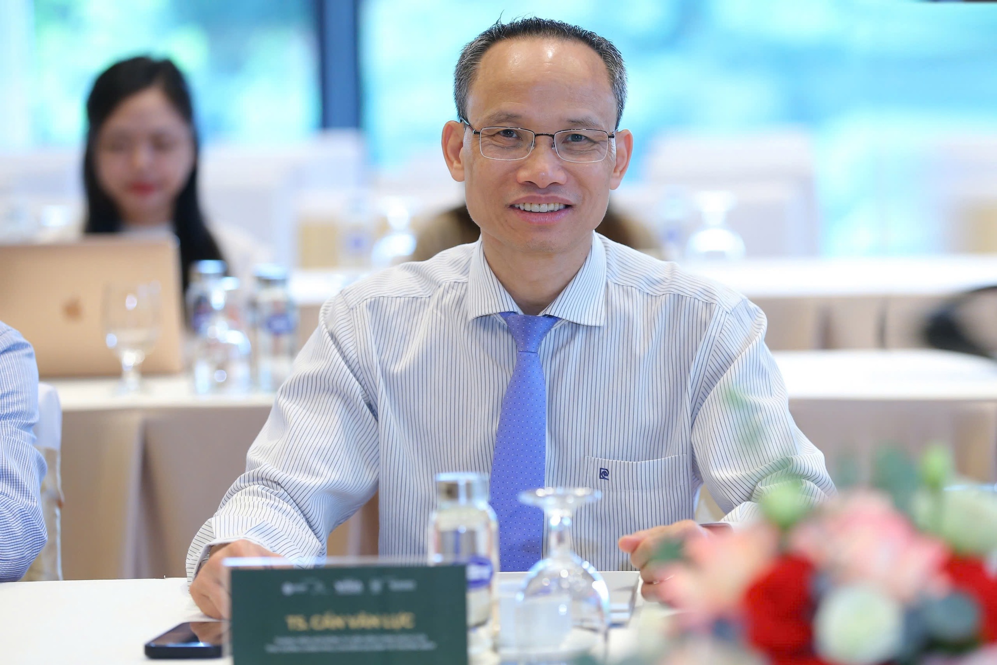 TS. Cấn Văn Lực: TP.HCM cần học cách quản lý như Seoul, xây đô thị như Thượng Hải, nhìn vào Thâm Quyến và Mumbai để phát triển- Ảnh 1. TS. Cấn Văn Lực: TP.HCM cần học cách quản lý như Seoul, xây đô thị như Thượng Hải, nhìn vào Thâm Quyến và Mumbai để phát triển- Ảnh 1.