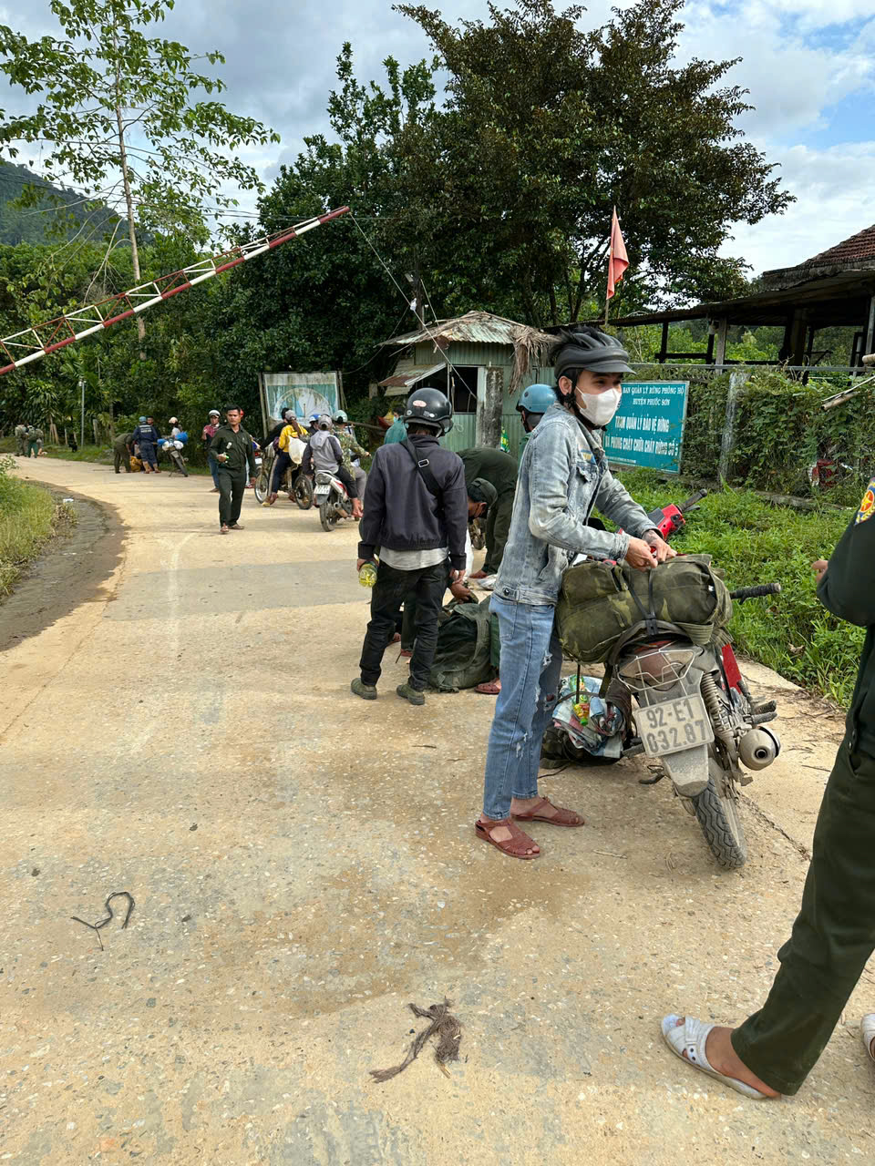 Cả ngàn người ở Đà Nẵng vào rừng nhặt thứ hạt rơi từ trên trời xuống, thu tiền triệu- Ảnh 14. Cả ngàn người ở Đà Nẵng vào rừng nhặt thứ hạt rơi từ trên trời xuống, thu tiền triệu- Ảnh 14.