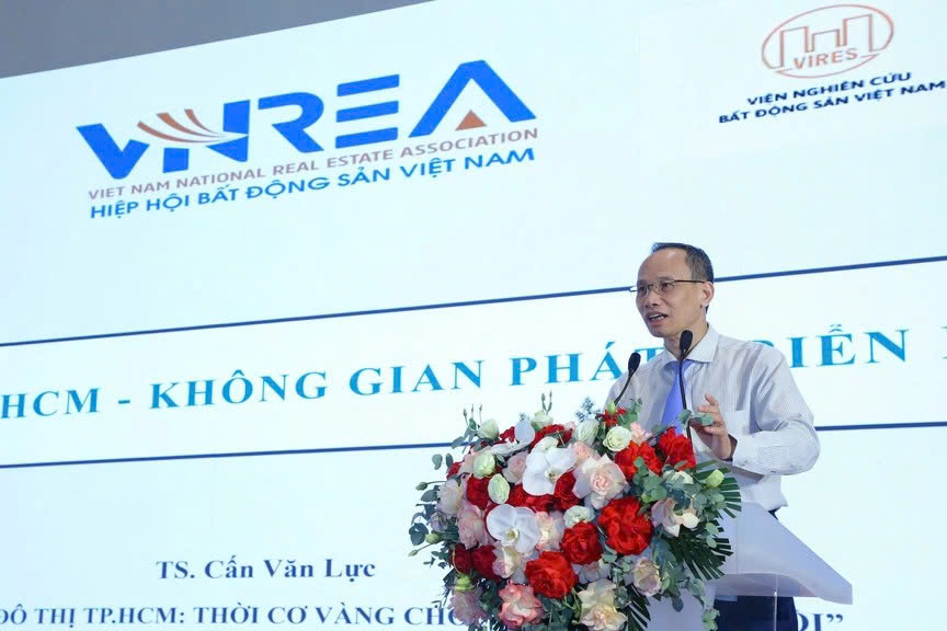 TS. Cấn Văn Lực: TP.HCM cần học cách quản lý như Seoul, xây đô thị như Thượng Hải, nhìn vào Thâm Quyến và Mumbai để phát triển- Ảnh 2. TS. Cấn Văn Lực: TP.HCM cần học cách quản lý như Seoul, xây đô thị như Thượng Hải, nhìn vào Thâm Quyến và Mumbai để phát triển- Ảnh 2.