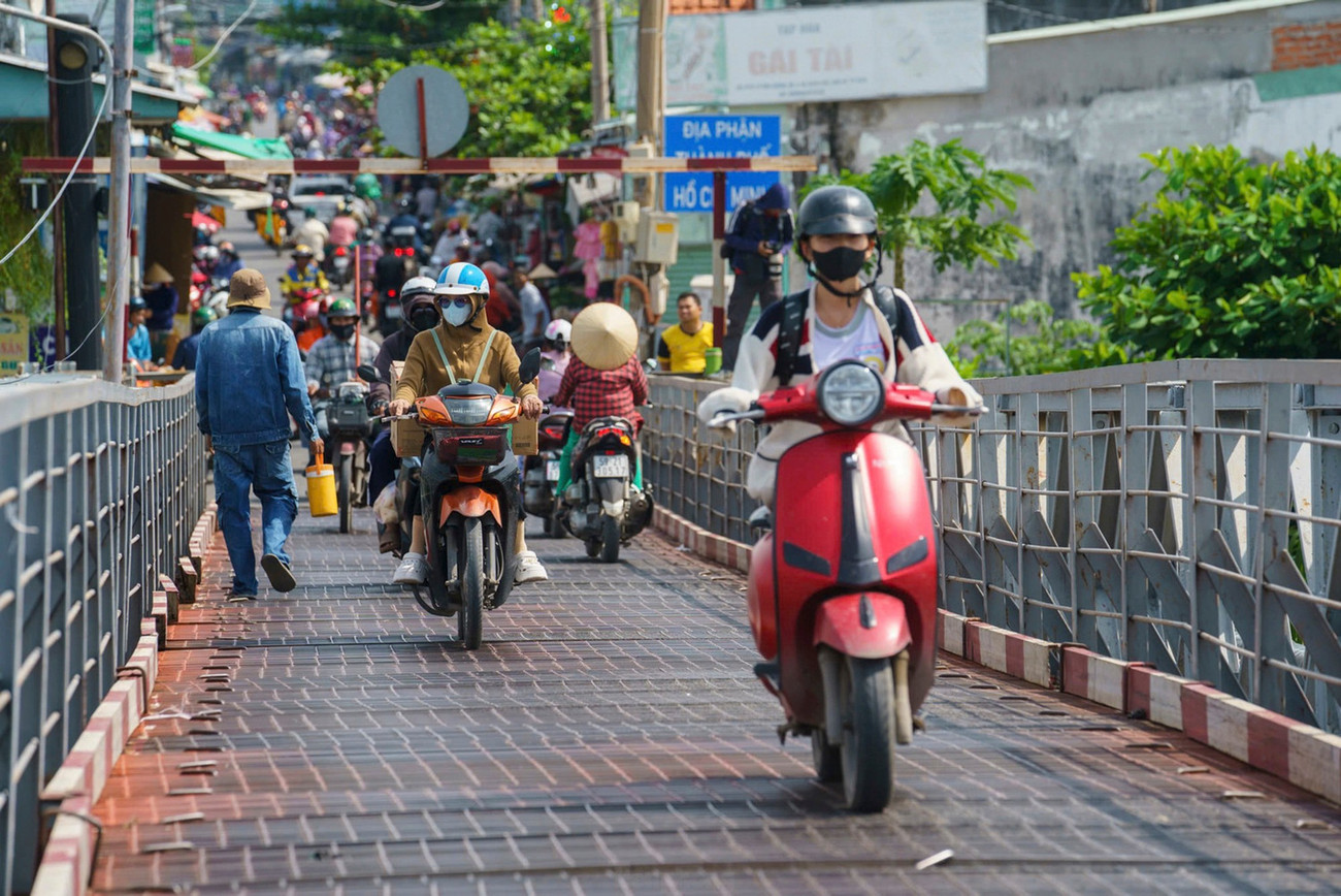 Nhìn lại cầu sắt hơn 50 năm tuổi, đi phải 'canh lượt tránh nhau' ở TPHCM- Ảnh 5. Nhìn lại cầu sắt hơn 50 năm tuổi, đi phải 'canh lượt tránh nhau' ở TPHCM- Ảnh 5.