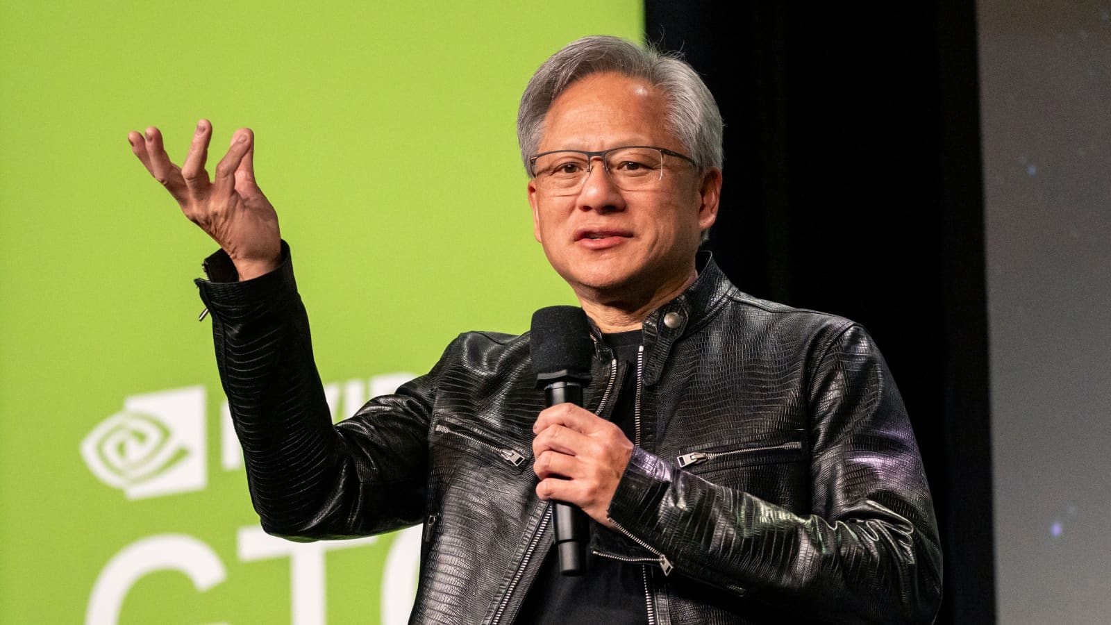 ‘Nhà buôn vũ khí’ AI đầu tiên đạt vốn hóa 4.000 tỷ USD: Kỳ tích vĩ đại của Jensen Huang đưa Nvidia trở thành trụ cột quyền lực mới ở thung lũng Silicon- Ảnh 1. ‘Nhà buôn vũ khí’ AI đầu tiên đạt vốn hóa 4.000 tỷ USD: Kỳ tích vĩ đại của Jensen Huang đưa Nvidia trở thành trụ cột quyền lực mới ở thung lũng Silicon- Ảnh 1.