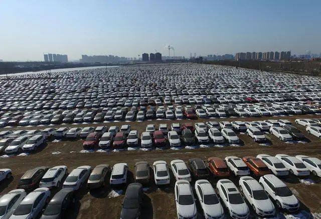 Xe cũ 0 km: Ngành xe coi hỗn loạn, người dân phản bác 'không có gì xấu'- Ảnh 1. Xe cũ 0 km: Ngành xe coi hỗn loạn, người dân phản bác 'không có gì xấu'- Ảnh 1.