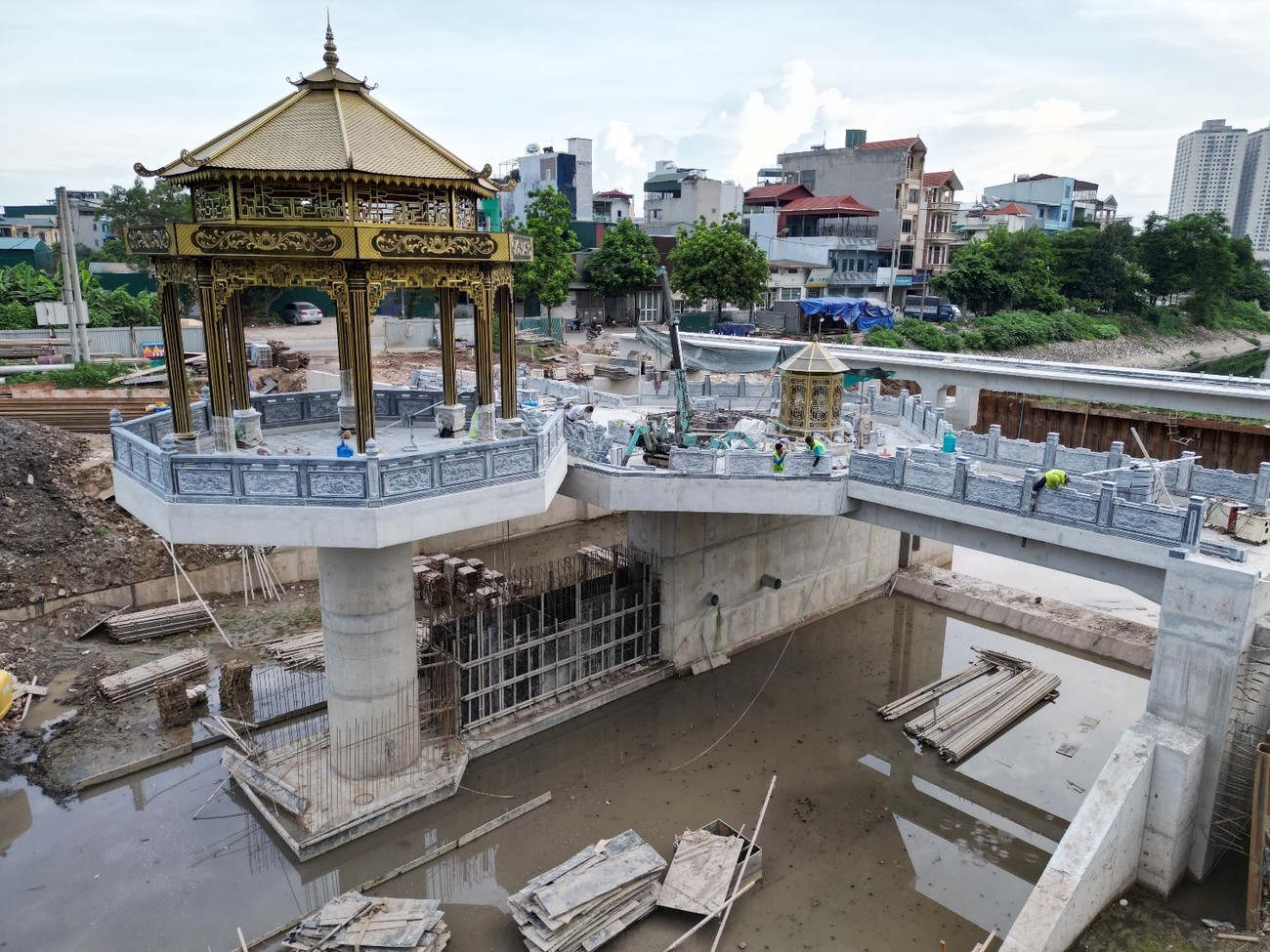 Cảnh tượng 'lạ' trên sông Tô Lịch khiến ai cũng phải ngoái nhìn: Sẽ hoàn thành trong tháng sau- Ảnh 1. Cảnh tượng 'lạ' trên sông Tô Lịch khiến ai cũng phải ngoái nhìn: Sẽ hoàn thành trong tháng sau- Ảnh 1.