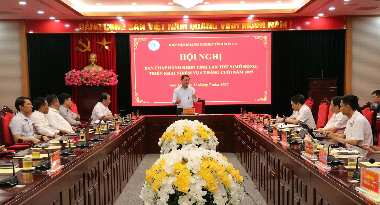 Chủ tịch UBND tỉnh Sơn La: “Doanh nghiệp có thể gọi điện cho tôi bất cứ lúc nào”- Ảnh 1. Chủ tịch UBND tỉnh Sơn La: “Doanh nghiệp có thể gọi điện cho tôi bất cứ lúc nào”- Ảnh 1.