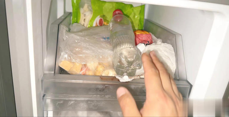Cho khẩu trang vào tủ lạnh, hiệu quả "vàng mười" khiến tôi bất ngờ- Ảnh 3. Cho khẩu trang vào tủ lạnh, hiệu quả "vàng mười" khiến tôi bất ngờ- Ảnh 3.