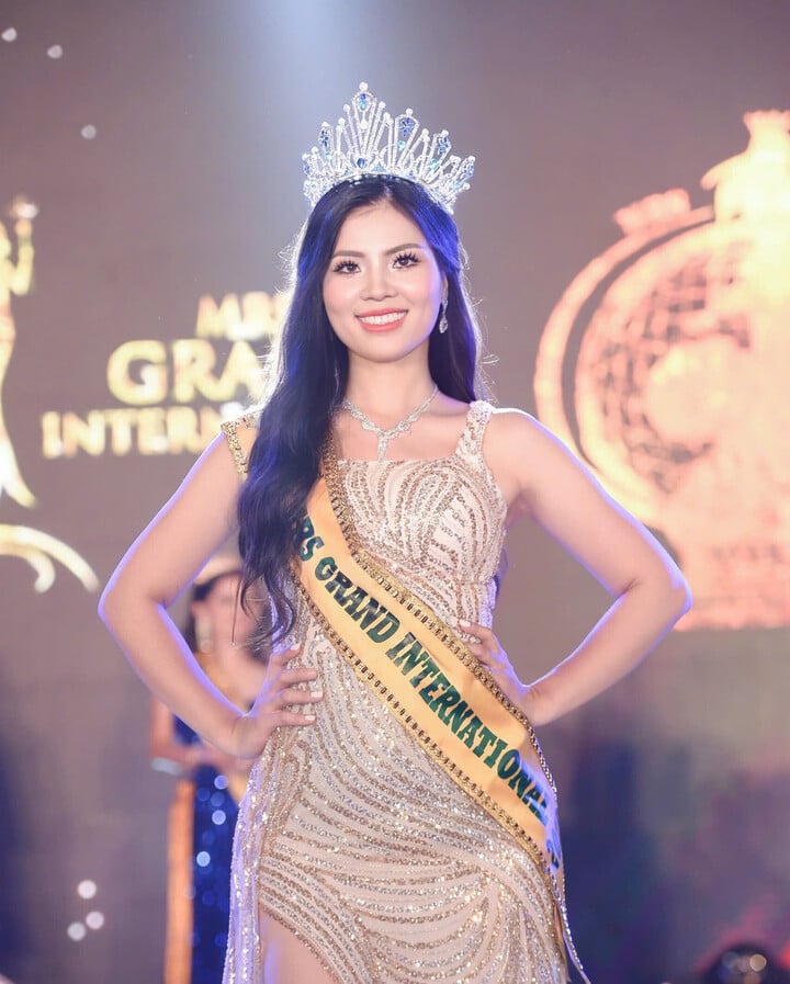 Nữ thạc sĩ đăng quang hoa hậu quốc tế là vợ giáo sư trẻ nhất Việt Nam- Ảnh 1.