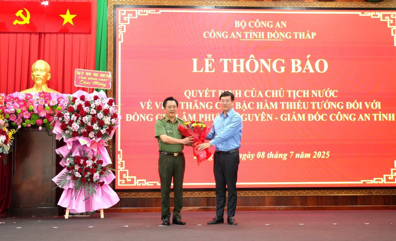 Hai Giám đốc Công an tỉnh được thăng cấp bậc hàm lên Thiếu tướng- Ảnh 2. Hai Giám đốc Công an tỉnh được thăng cấp bậc hàm lên Thiếu tướng- Ảnh 2.