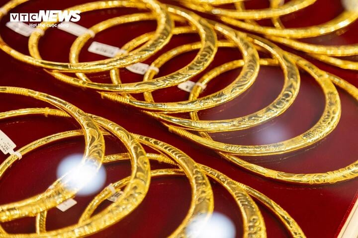 Giá vàng trong nước có thể cán mốc 130 triệu đồng/lượng- Ảnh 1. Giá vàng trong nước có thể cán mốc 130 triệu đồng/lượng- Ảnh 1.