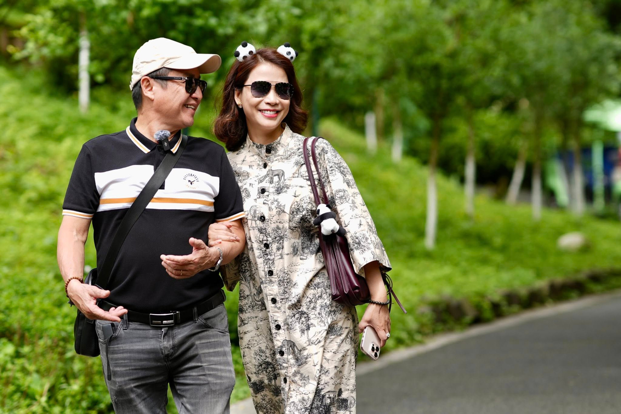 Nam nghệ sĩ ngoài 60, có bạn gái Á hậu kém 18 tuổi nhưng vẫn chọn sống một mình với người giúp việc- Ảnh 2. Nam nghệ sĩ ngoài 60, có bạn gái Á hậu kém 18 tuổi nhưng vẫn chọn sống một mình với người giúp việc- Ảnh 2.